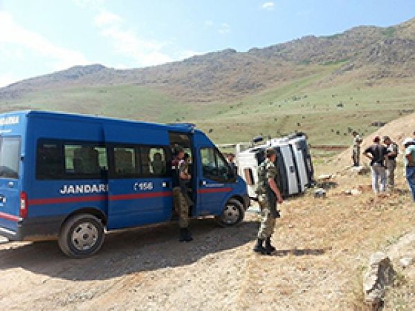 Kamyon Şarampole Yuvarlandı 
