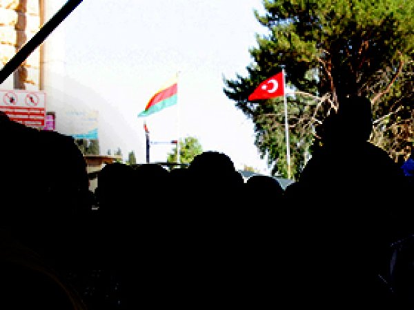 YPG Bayrağı Yeniden Sınıra Asıldı 