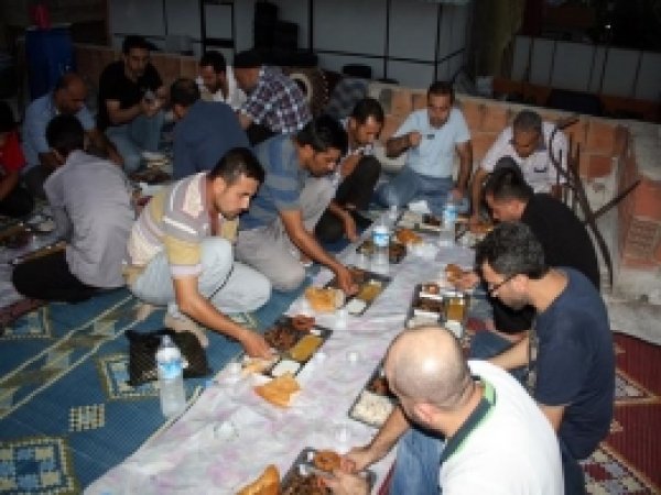 Mustazaflar Cemiyeti İftarda Esnafla Buluştu 