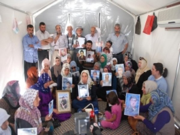 Kadın Gazeteciler Anneleri Ziyaret Etti 