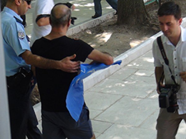 İhsanoğlu'na AK Parti Bayrağıyla Protesto 