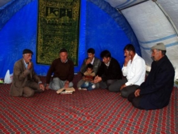 Çadırdan Yaptıkları Camide İbadet Ediyorlar 