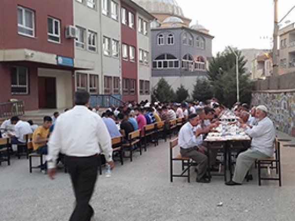 Ravza Der, İftar Yemeği Verdi