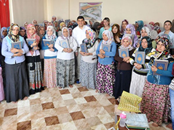 Kur'an Talebelerine Kur'an Hediye Edildi 