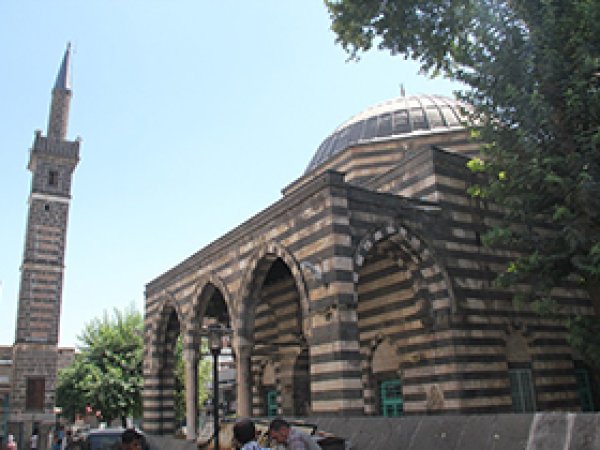 Minaresiyle Dikkat Çeken Camii