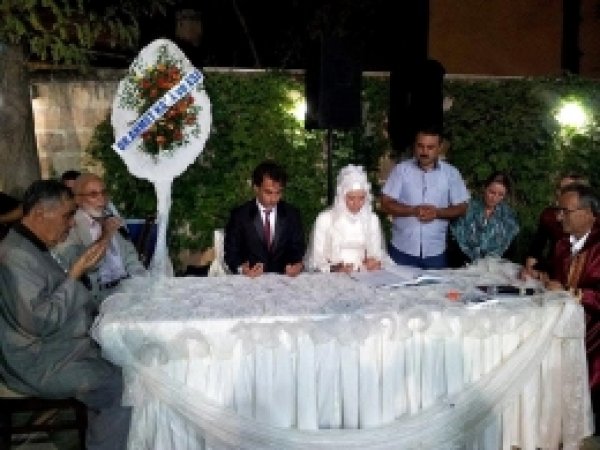 Hollandalı Genç Kız Mevlitli Düğünde Müslüman Oldu 