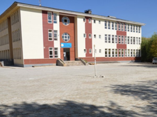 Tatvan'da Okulların Bahçeleri Parke Taşı ile Döşendi 