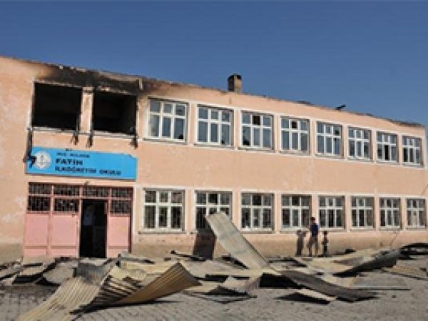 PKK Bulanık'ta 3 Okulu Yaktı