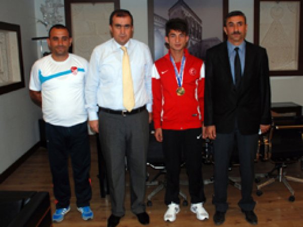 Milli Sporcuya Burs Sözü 