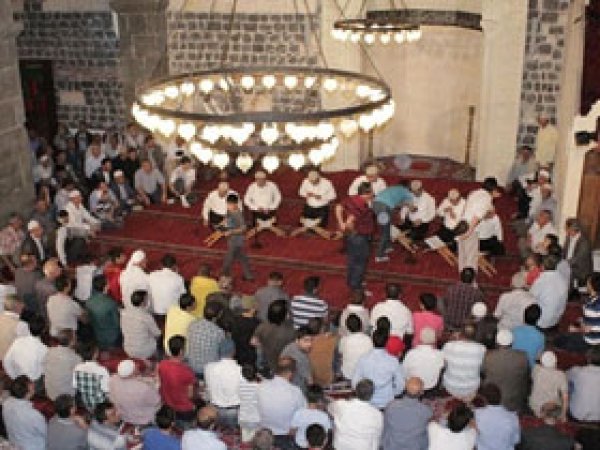 Diyarbakır'da Mevlit Kandili şevkle karşılandı