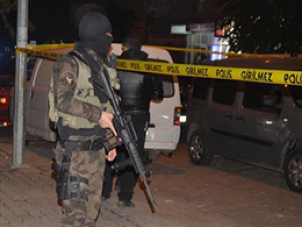 Maskeli kişiler polisin evine girmek istedi