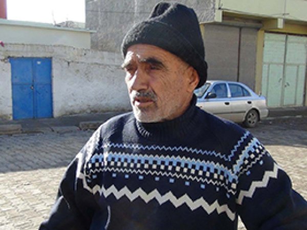 Yaşlı adam ekmeğini eskilerden çıkarıyor