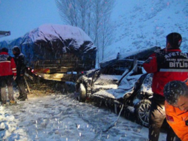 Bitlis'te trafik kazası: 1'i ağır 3 yaralı