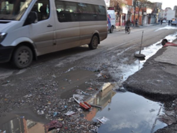 Bozuk yollar şoförleri çileden çıkardı
