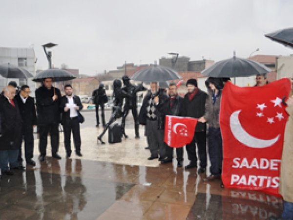 Kızlı erkekli dans figürlü heykellere tepki
