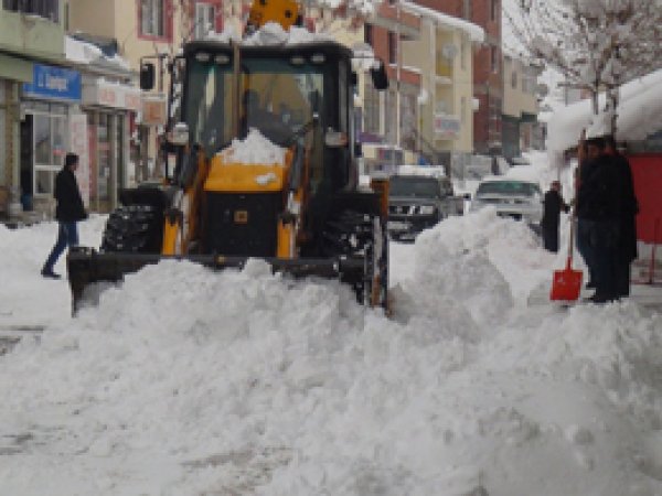 Karlıova’da fırtına ve kar hayatı felç etti
