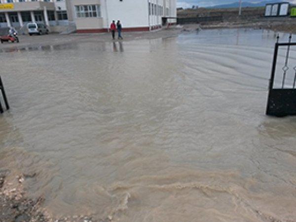Ergani’de imam hatip lisesini su bastı