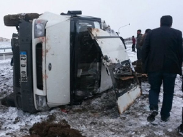 Genç'te minibüs devrildi: 1 ölü, 12 yaralı