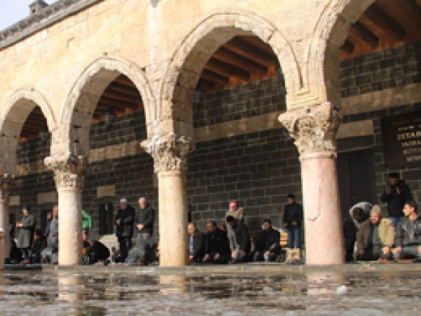 Ulu Camii soğuk havaya rağmen doldu taştı