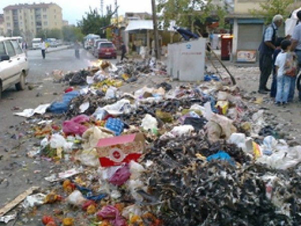 Silvan'da toplanmayan çöplere tepki