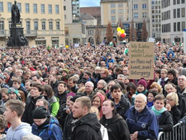 Dresden'de PEGIDA karşıtı gösteri