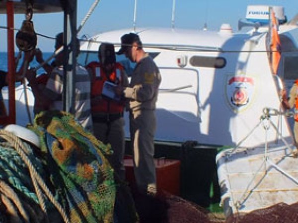 Mersin’de kaçak avlanan tekne yakalandı