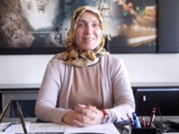 Başörtülü müdür asaletini aldı