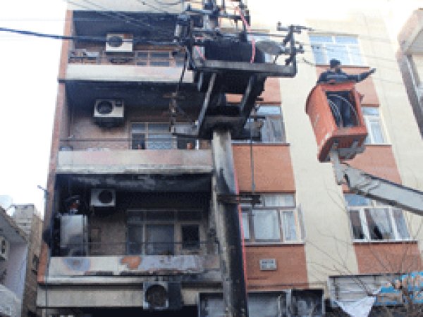 Patlayan trafo bir evin yanmasına sebep oldu