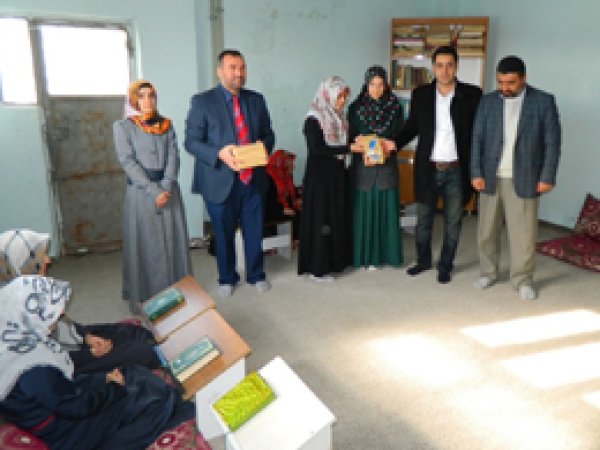 Kaymakamdan Kuran kursu öğrencilerine tablet