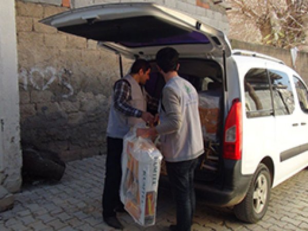 IHO Ebrar'dan Nusaybin'de kış yardımı