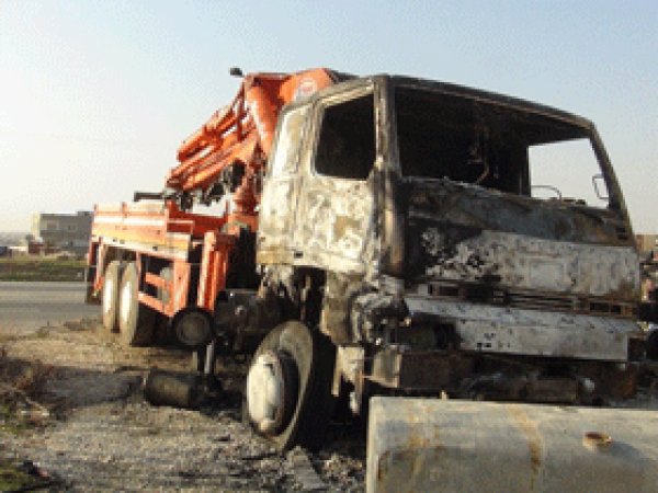 Nusaybin’de Kamyon İle Vinç Kundaklandı 
