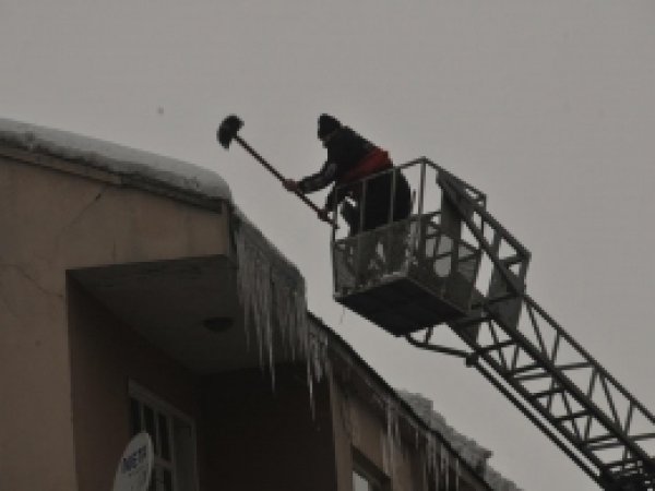 Buz sarkıtları itfaiye tarafından temizleniyor