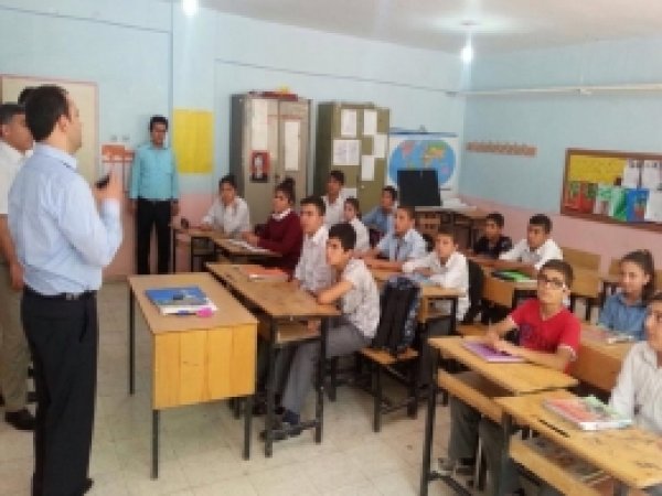 Akçakalelilerden öğretmen açığına tepki