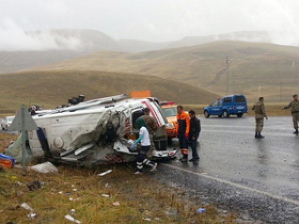 Ambulans devrildi: 3 yaralı