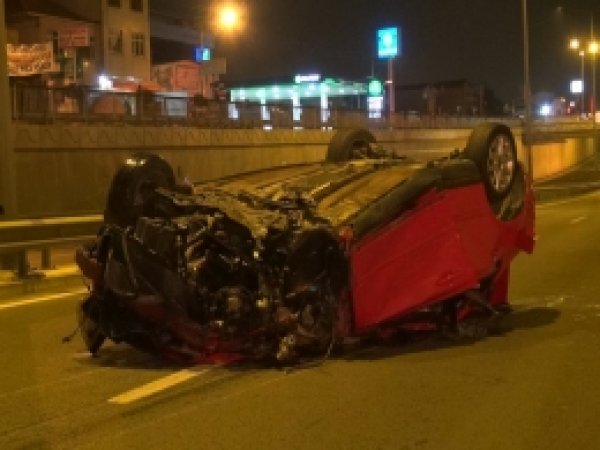 Otomobil TIR'a çarptı