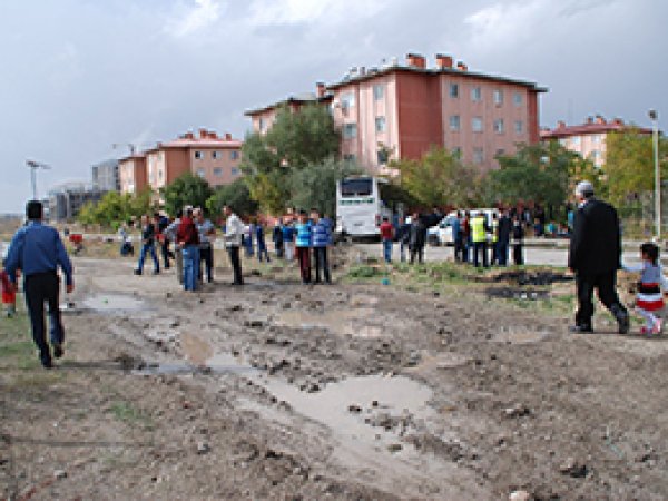 Yolcu otobüsü otomobille çarpıştı: 22 yaralı