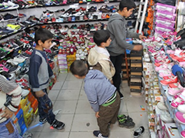 Yetim-Der Eylül'de yüzlerce yetimi sevindirdi