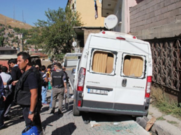 Freni boşalan minibüs işçilere çarptı: 3 yaralı