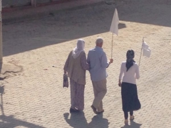 Beyaz bayrak taşıyarak ambulansa gittiler!