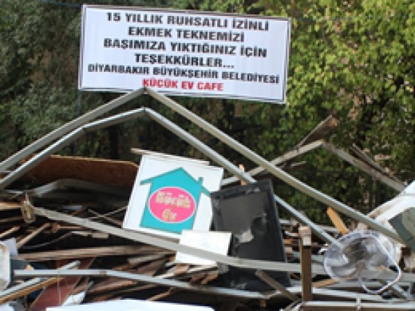 Ruhsatlı işyeri yıkılan esnaftan belediyeye tepki
