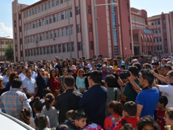 Bayan öğretmene yapılan saldırıya kınama