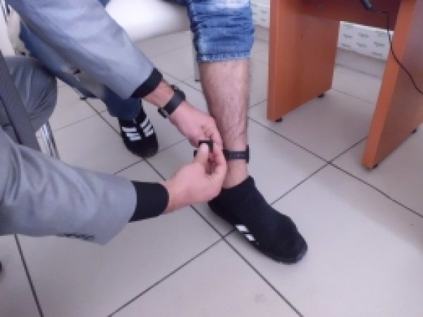 Ablasını rehin alana elektronik kelepçe