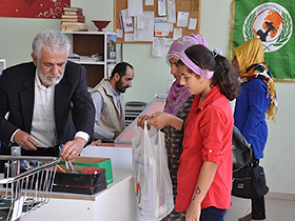 Avrupa Yetim Der'in kırtasiye yardımı sürüyor
