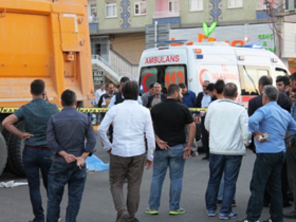 Kamyonun altında kalan yaşlı adam öldü