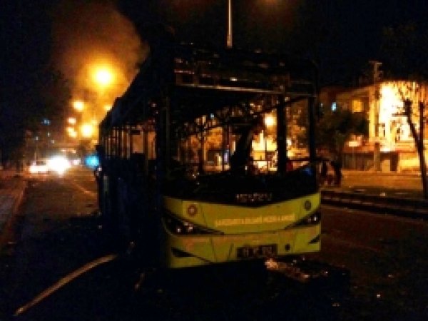 Yolcusu olan Belediye otobüsü kundaklandı