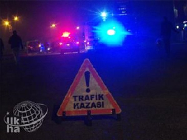 Kamyonun sıkıştırdığı ambulans kaza yaptı