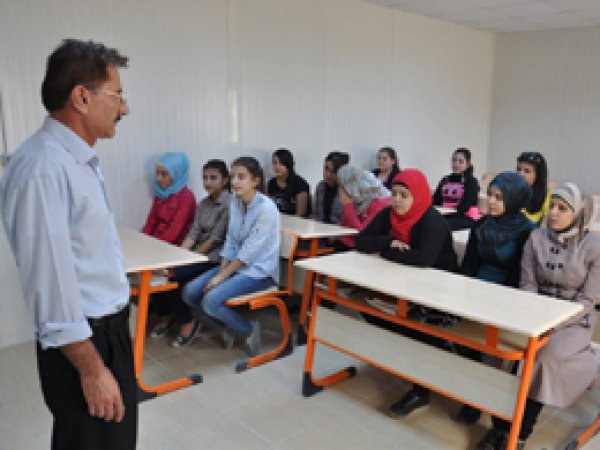 Suriyeliler imkânsızlıklar yüzünden okula gidemiyor
