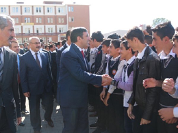 Yılmaz Solhan'da açılışlara katıldı
