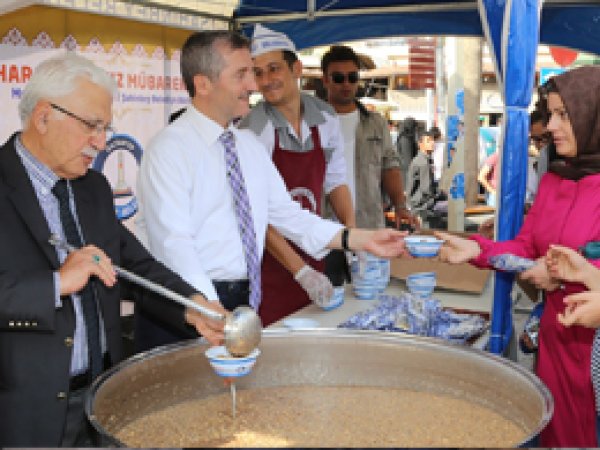 Gaziantep'te halka aşure dağıtıldı
