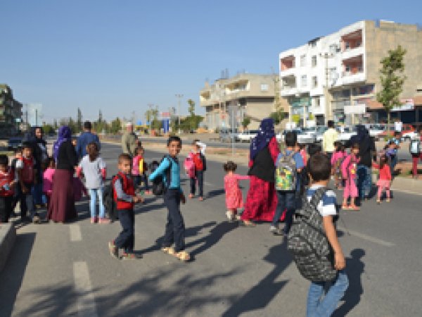 Üst geçit yetersizliği öğrencilerin hayatını riske atıyor